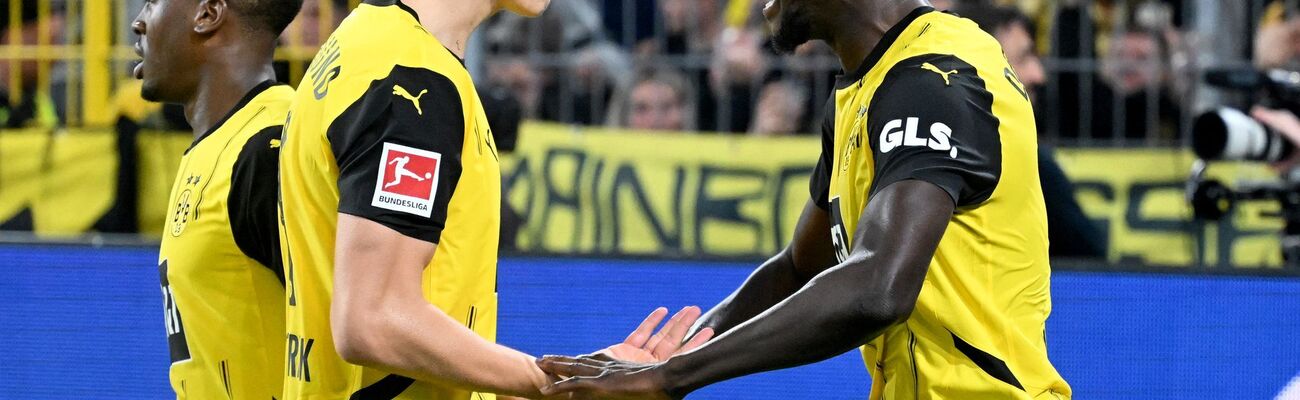 Serhou Guirassy (r) bescherte dem BVB mit seinem Tor einen knappen Sieg., © Bernd Thissen/dpa