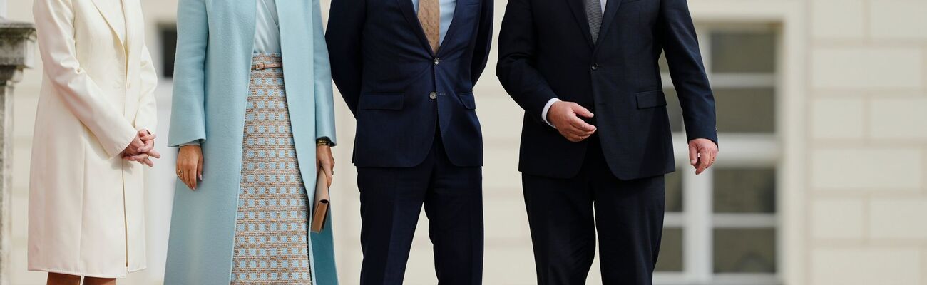 Bundespräsident Steinmeier und seine Frau Elke Büdenbender (ganz links) begrüßen Dänemarks König Frederik X. und Königin Mary., © Markus Schreiber/AP