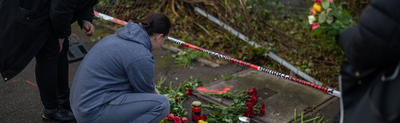 Nach dem Unfall mit drei Toten legen Trauernde Blumen und Kerzen an der Unfallstelle nieder., © Christoph Schmidt/dpa