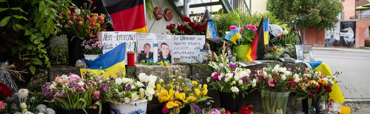 Am Tatort wurden damals Blumen niedergelegt für die beiden getöteten ukrainischen Soldaten. Nun wurde Mordanklage gegen einen Russen erhoben. (Archivbild), © Lukas Barth/dpa