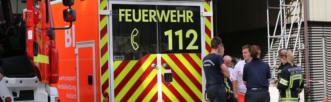 Bei einem Großeinsatz hat die Feuerwehr Bielefeld das Klinikum Mitte mit Sauerstoff-Reserven versorgt., © Christian Müller/dpa