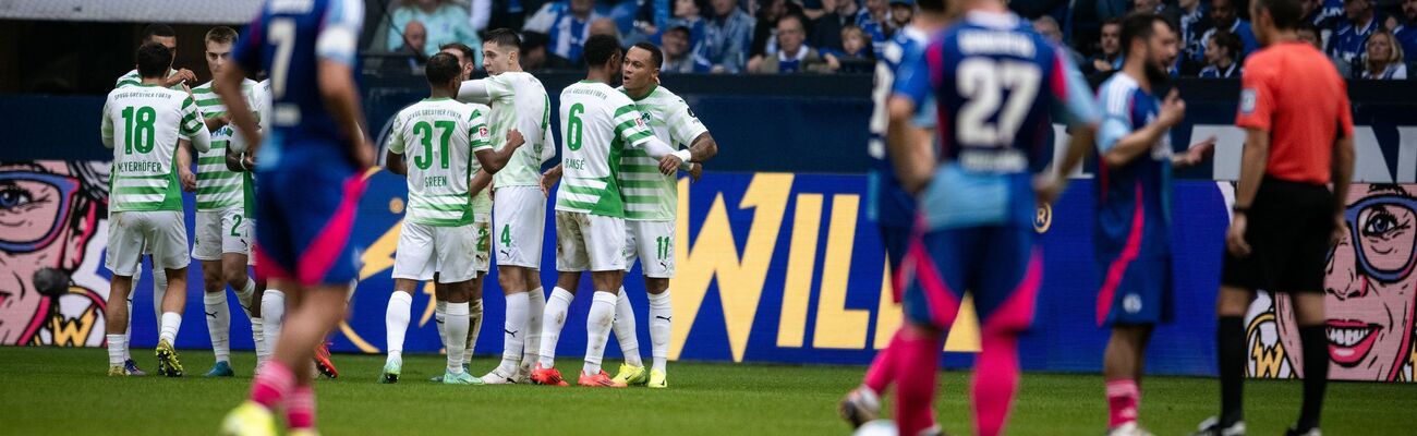 Der FC Schalke 04 musste gegen die SpVgg Greuther Fürth die nächste Niederlage hinnehmen., © Fabian Strauch/dpa