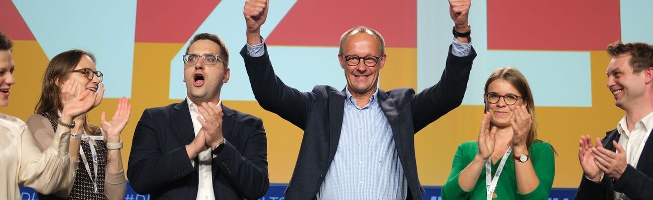 Friedrich Merz stimmt den Unionsnachwuchs auf den Bundestagswahlkampf ein - mit einer Kampfansage an die SPD. Die Grünen kommen in seiner Rede kaum vor. Die Junge Union feiert ihn schon als Kanzler., © Sebastian Willnow/dpa