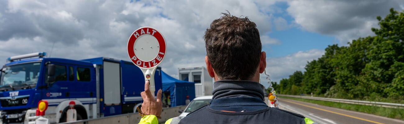 Bundesinnenministerin Nancy Faeser begründete die Anordnung stationärer Kontrollen an allen Landgrenzen ab Mitte September mit irregulärer Migration sowie dem Schutz vor islamistischen Terroristen und grenzüberschreitender Kriminalität. (Archivbild), © Harald Tittel/dpa