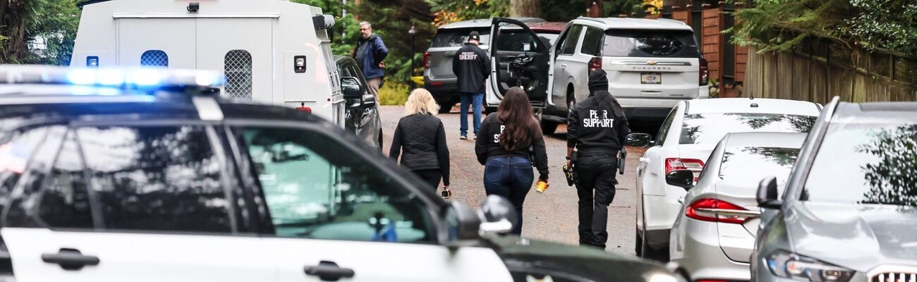 Die Polizei war mit einem Großaufgebot am Tatort in Fall City., © Kevin Clark/The Seattle Times/AP