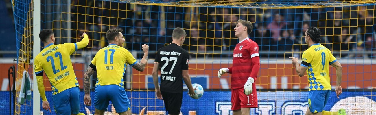 Frühe Braunschweiger Führung: Rayan Philippe (r) erzielt das 1:0., © Swen Pförtner/dpa