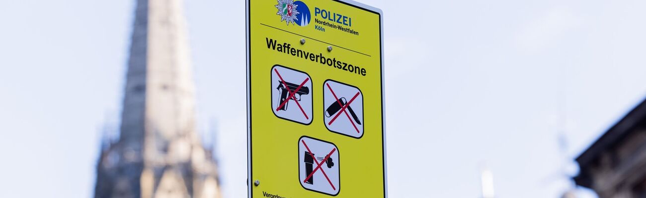 Ein Hinweisschild der Polizei weist auf die Waffenverbotszone an der Zülpicher Straße hin. (Archivfoto), © Rolf Vennenbernd/dpa