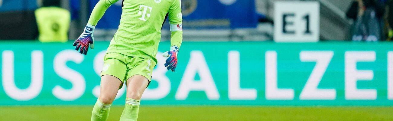 Vor einem Jahr strauchelten die Bayern, hier Manuel Neuer am Ball, auf dem vom Regen aufgeweichten Rasen in Saarbrücken. , © Uwe Anspach/dpa