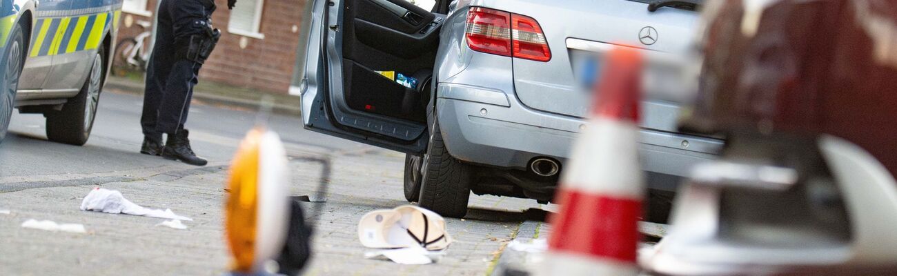 Die Polizei sucht jetzt mit Fahndungsfotos nach dem Täter, der einen 32-Jährigen in Köln erschossen hat (Archivbild)., © Benjamin Westhoff/dpa