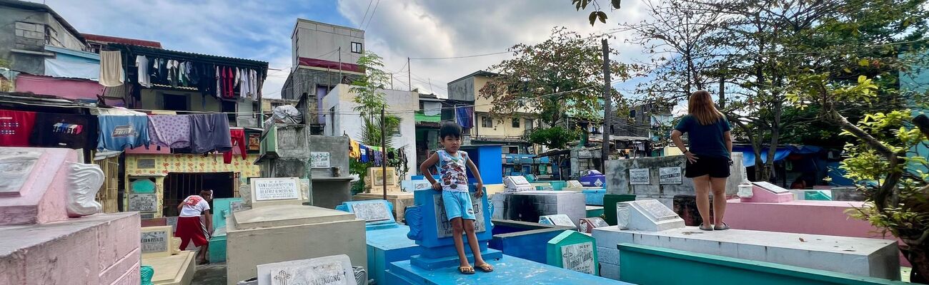 Auf dem Manila North Cemetery leben auch viele Kinder., © Carola Frentzen/dpa