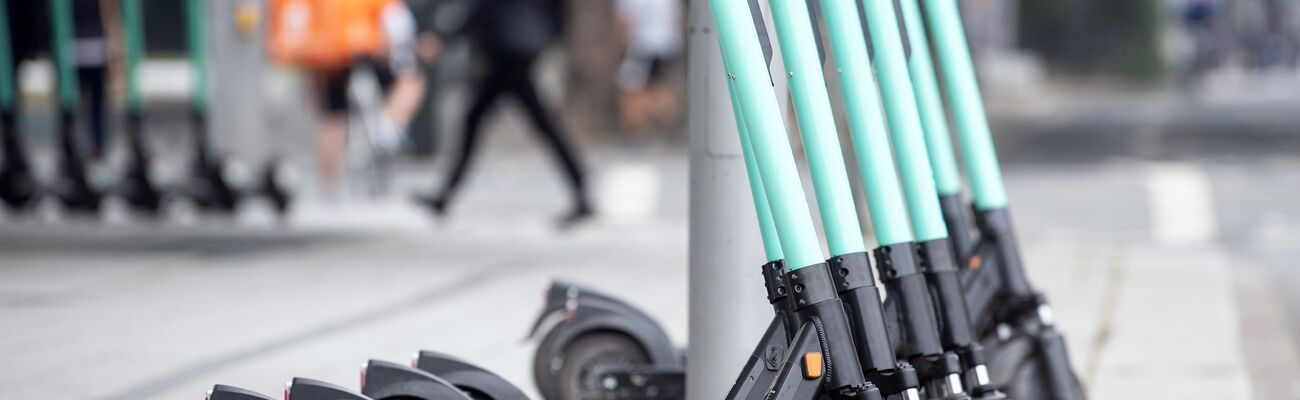 Kippt ein parkender E-Scooter auf ein Auto, bleibt der Besitzer des Wagens leicht auf seinem Schaden sitzen. , © Federico Gambarini/dpa