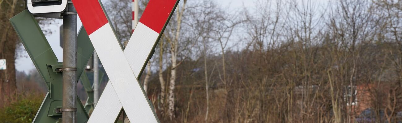 Eine Frau ist an einem Bahnübergang in ihrem Wagen schwer verletzt worden.  (Symbolbild), © Marcus Brandt/dpa