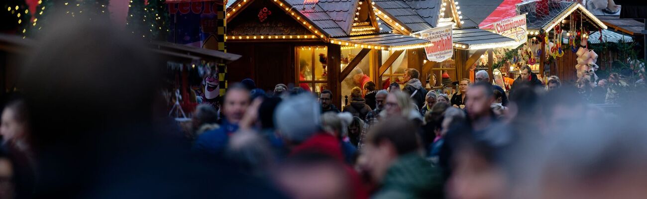 Weihnachtlich beleuchtete Hütten stehen auf dem Weihnachtsmarkt in Essen-Steele., © Henning Kaiser/dpa