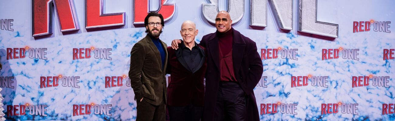 Chris Evans (l-r), J.K. Simmons und Dwayne Johnson auf dem Roten Teppich zur Weltpremiere des Films «Red One – Alarmstufe Weihnachten». , © Christoph Soeder/dpa