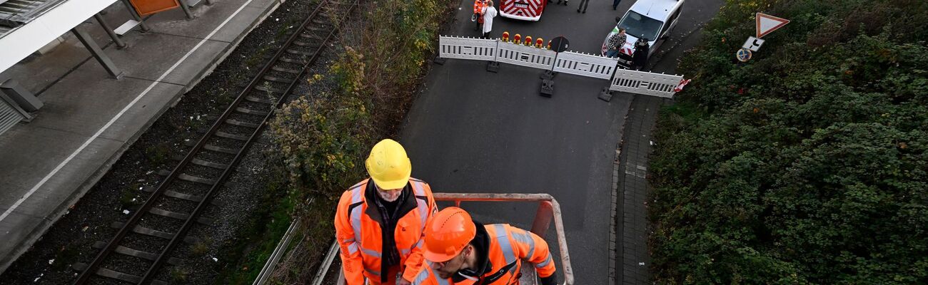 Fachleute prüfen mögliche Schäden an einer Brücke in Langenfeld. , © Roberto Pfeil/dpa