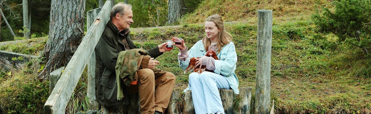 Edgar Selge und Luna Wedler in einer Szene aus dem Film «Marianengraben»., © Oliver Oppitz/Alamode Film/dpa