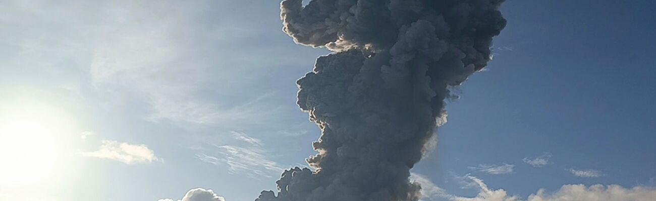 Die jüngste Aschesäule war mehrere Kilometer hoch., © Uncredited/AP/dpa