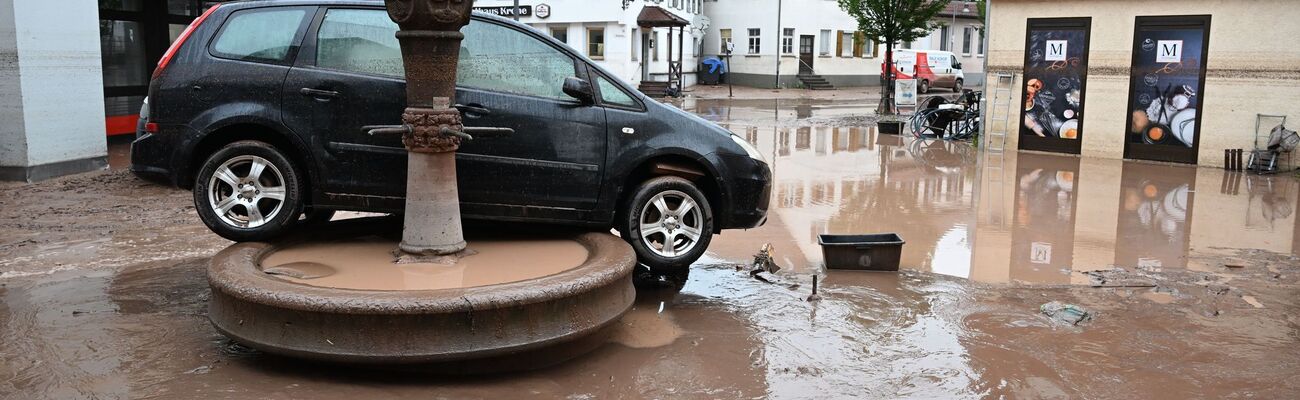 Das Hochwasser im Juni dieses Jahres hat in Ruderberg (Baden-Württemberg) ein Auto weggespült. (Archivbild) , © Bernd Weißbrod/dpa