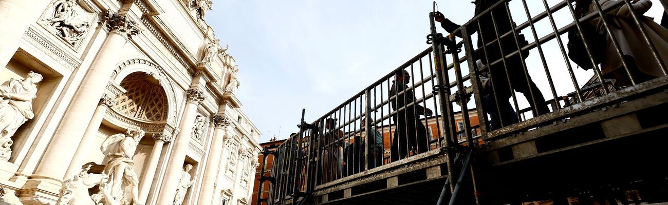 Der hufeisenförmige Steg  führt Besucher vorbei an der Fassade aus Marmor und Travertin., © Cecilia Fabiano/LaPresse via ZUMA Press/dpa