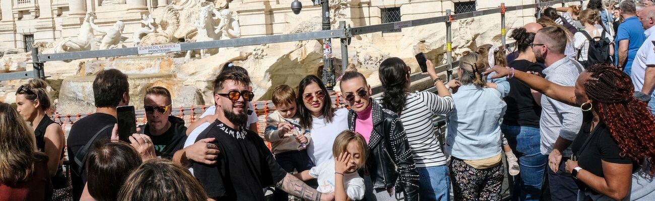 Touristen am Trevi-Brunnen - Massentourismus ist ein großes Problem in Italien. (Archivbild), © Mauro Scrobogna/LaPresse/AP/dpa