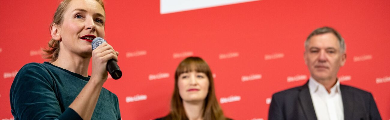 Heidi Reichinek (Mitte) und Jan van Aken treten für die Linke bei der Bundestagswahl an. Das gab die Parteivorsitzende Ines Schwerdtner (l.) bekannt., © Fabian Sommer/dpa