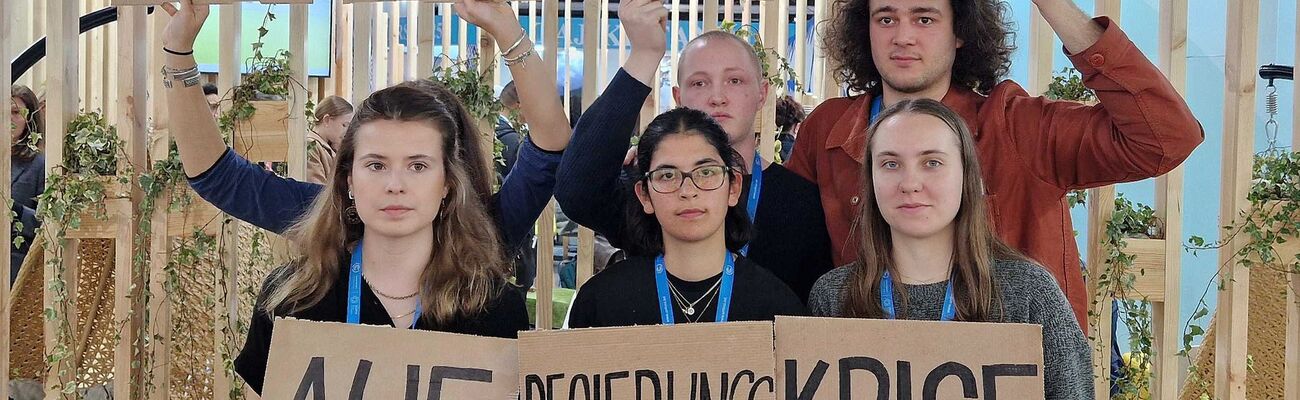 Auch in Baku dabei: Deutsche Aktivisten von Fridays for Future., © Larissa Schwedes/-/dpa