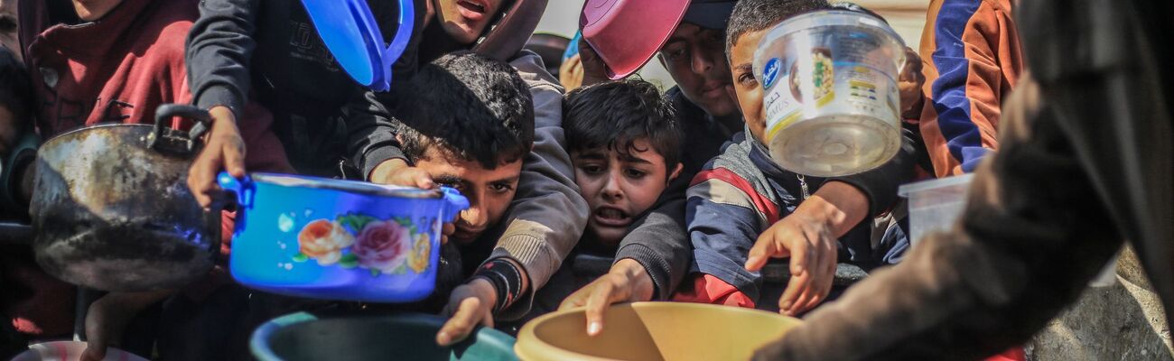 Kinder im Gazastreifen erhalten Lebensmittel. (Archivbild), © Mohammed Talatene/dpa