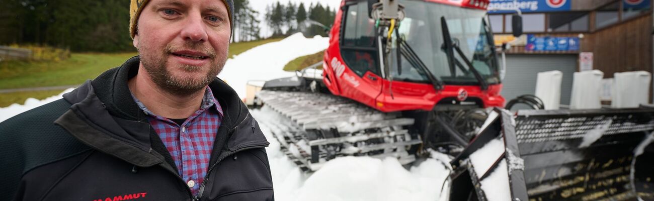 Florian Leber war der erste Skiliftbetreiber, der einen Allwetterschneeerzeuger anschaffte. Nun ermöglicht die Technologie einen Frühstart in die Saison., © Bernd Thissen/dpa