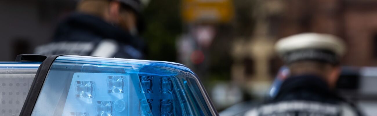 Bei der Flucht vor den Polizisten bremste der Fahrer unerwartet. (Symbolbild), © Philipp von Ditfurth/dpa