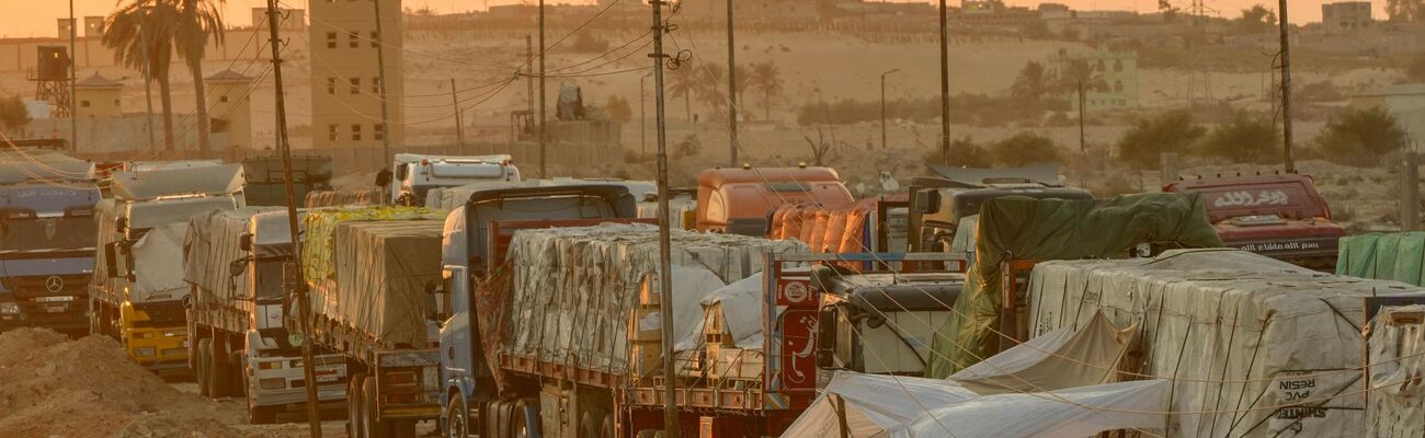 Der Transport von Hilfsgütern zu den notleidenden Menschen im Gazastreifen so wie auf diesem Archiv-Foto vom vergangenen September zu sehen, ist riskant. Nachdem ein Konvoi mit mehr als 100 Lastwagen geplündert wurde, ging die islamistische Hamas Augenzeugenberichten zufolge gegen Plünderer und andere Kriminelle vor., © Amr Nabil/AP/dpa