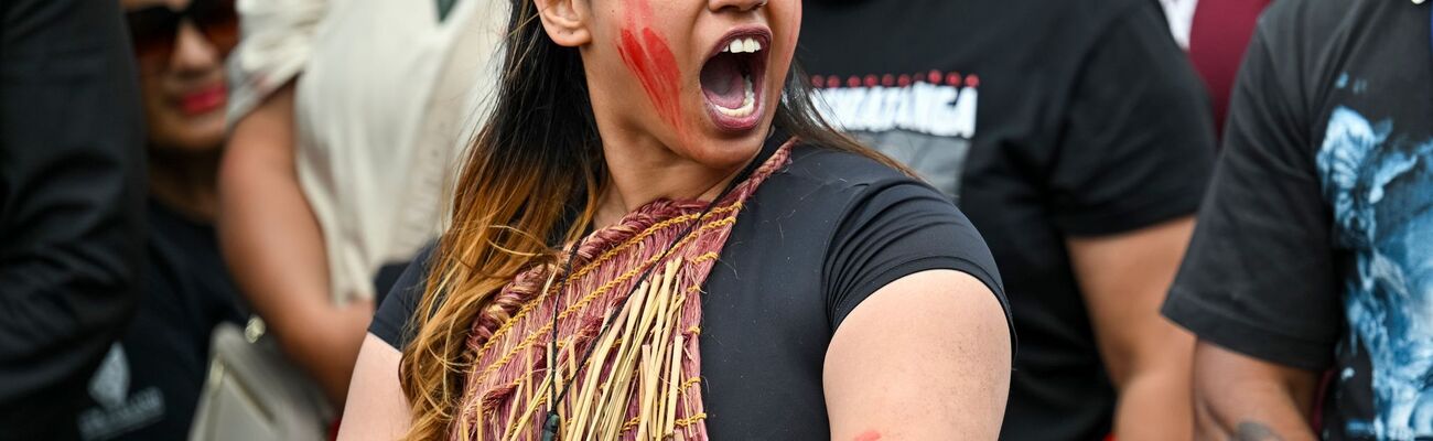 Viele Maori in Neuseeland haben ihrer Traditionen und Bräuche bewahrt. Berühmt ist etwa der rituelle Tanz «Haka». , © Mark Tantrum/AP/dpa