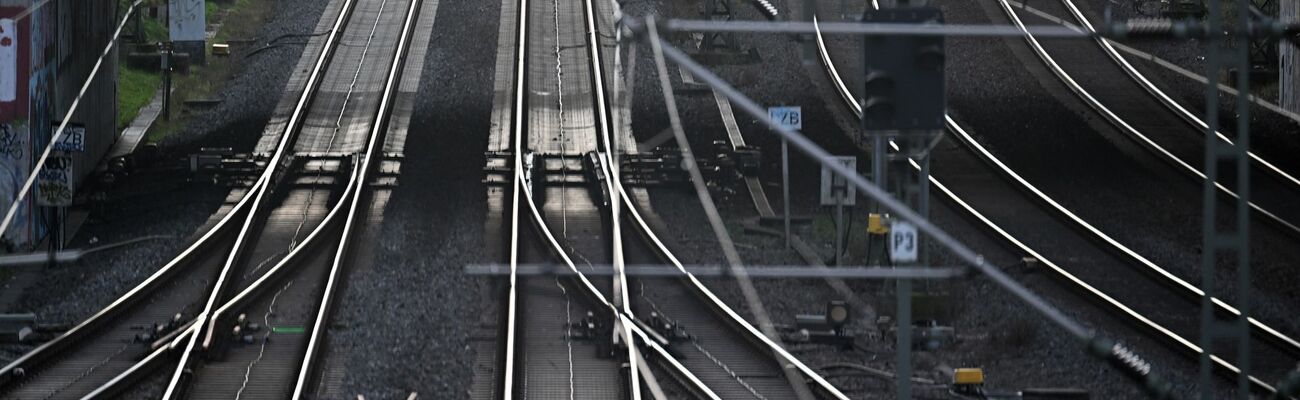 Nachdem eine Lok in Düsseldorf entgleist ist, kommt es zu Einschränkungen im Bahnverkehr. (Symbolbild) , © Federico Gambarini/dpa