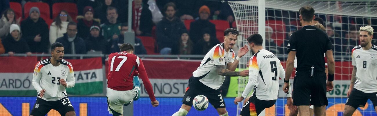 Die entscheidende Szene in der Nachspielzeit: Das Handspiel von Robin Koch (M.), © Christian Charisius/dpa