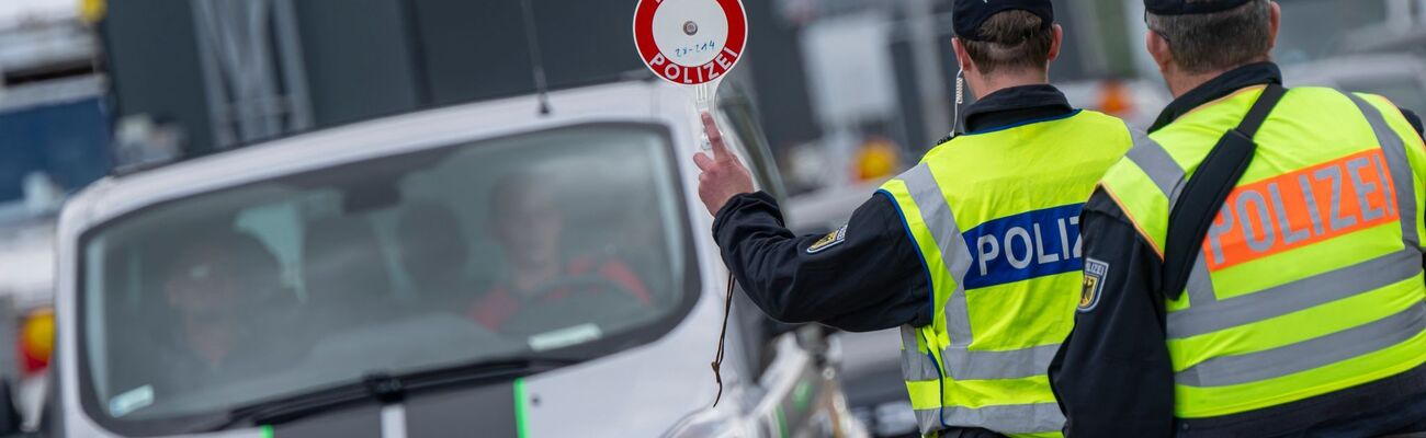 Inzwischen gibt es stationäre Grenzkontrollen an allen deutschen Landesgrenzen. 25 Prozent der Teilnehmer der Befragung gaben an, nicht funktionierender Grenzschutz treibe sie mehr um als alles andere. (Archivfoto), © Peter Kneffel/dpa