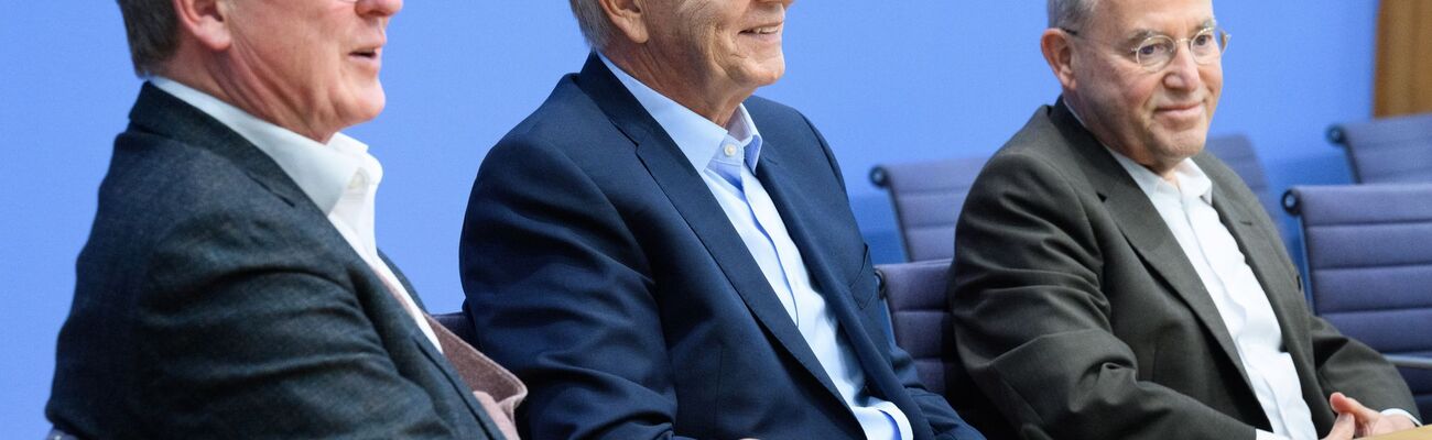 In der Bundespressekonferenz zeigten sich die künftigen Direktkandidaten Bodo Ramelow, Dietmar Bartsch und Gregor Gysi recht siegesgewiss., © Bernd von Jutrczenka/dpa