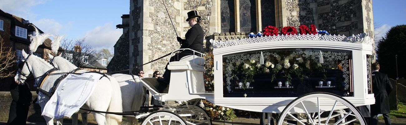 Die Trauerfeier fand in dem kleinen Ort Amersham in der Grafschaft Buckinghamshire nordwestlich von London statt, © Andrew Matthews/PA Wire/dpa