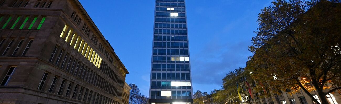 Das Wirtschaftsministerium im Mannesmann-Hochhaus spart wie alle Ressorts auch in diesem Winter Energie (Archivfoto), © Malte Krudewig/dpa