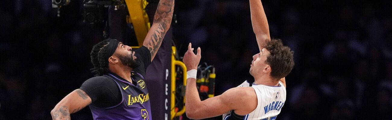 Franz Wagner (r) führte die Orlando Magic mit 37 Punkten zum Sieg bei den Los Angeles Lakers., © Mark J. Terrill/AP