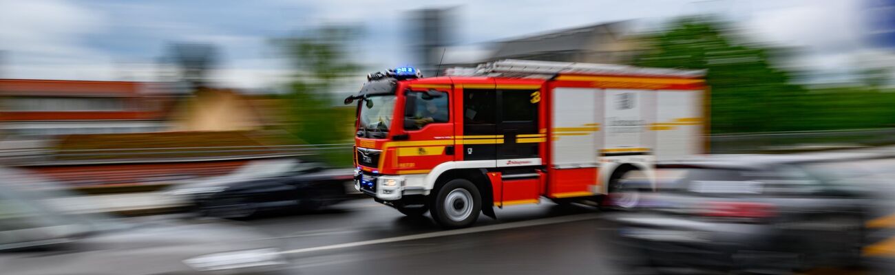 Ein zweijähriger Junge ist in Pirna in einen Schacht gefallen und musste befreit werden. (Symbolbild), © Robert Michael/dpa