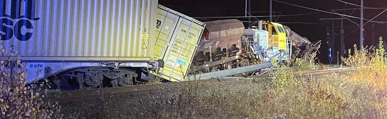 Bei dem nächtlichen Zusammenstoß zwischen einem Güterzug und einem Bauzug wurden drei Menschen verletzt., © Feuerwehr Kerpen/dpa