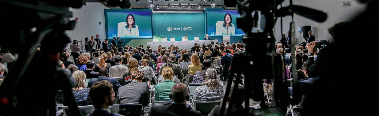 Volles Haus bei der Pressekonferenz Baerbocks auf der Klimakonferenz., © Bianca Otero/ZUMA Press Wire/dpa