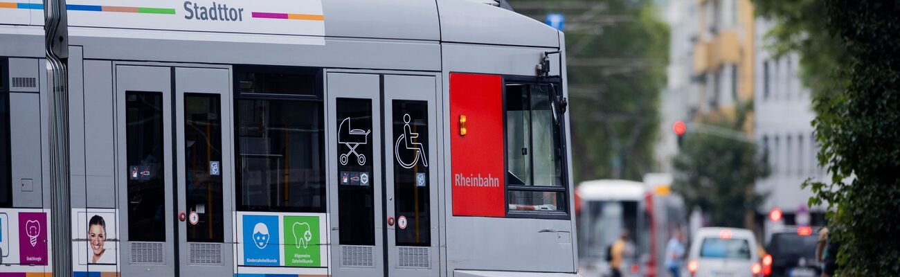 Der Mann geriet den Angaben zufolge unter die Straßenbahn und wurde schwer verletzt. (Symbolbild), © Rolf Vennenbernd/dpa