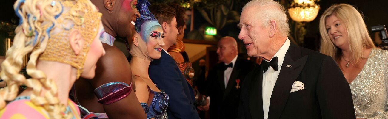 Charles begrüßt Künstler bei seinem Besuch der Royal Variety Performance. Laut PA konnte sich der König ein Lächeln über den Witz eines Trump-Imitators nicht verkneifen., © Hollie Adams/Pool Reuters/AP