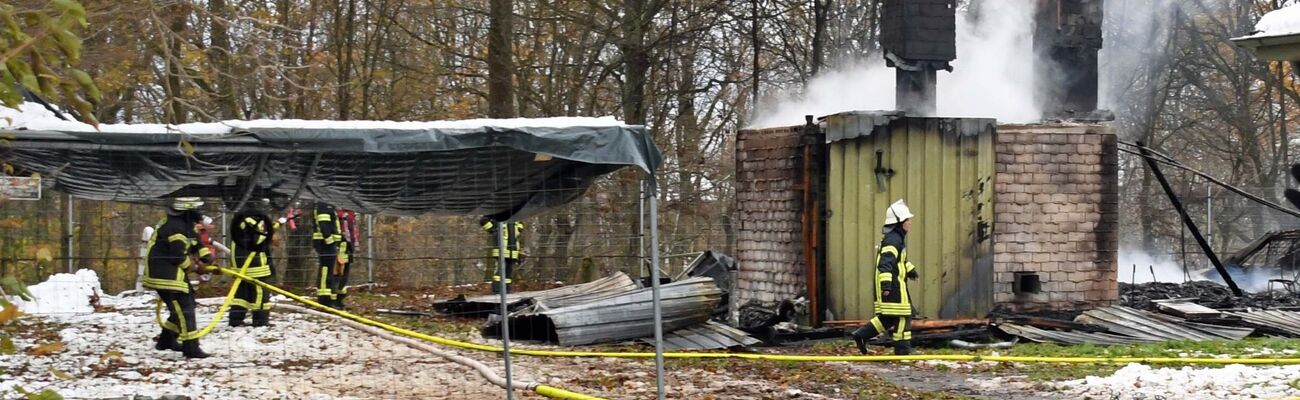 In Schleiden ist eine Flüchtlingsunterkunft in Brand geraten - etwa 20 Menschen wurden verletzt., © Str./dpa