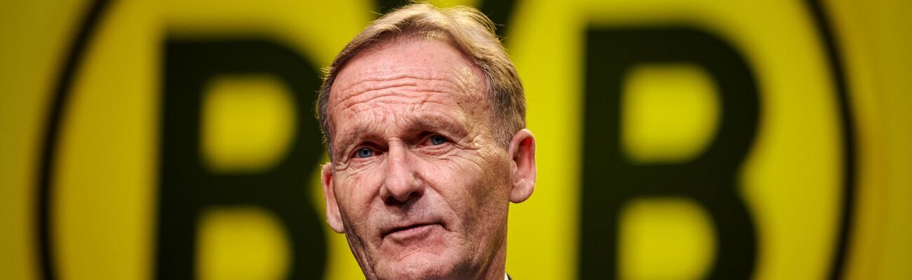 Hans-Joachim Watzke spricht im vergangenen Jahr bei der Hauptversammlung der BVB-Aktionäre. Für den Vorsitzenden der Geschäftsführung von Borussia Dortmund folgt am Montag der letzte Auftritt. Der Fußball-Manager gibt im kommenden Jahr sein Amt ab. , © Bernd Thissen/dpa