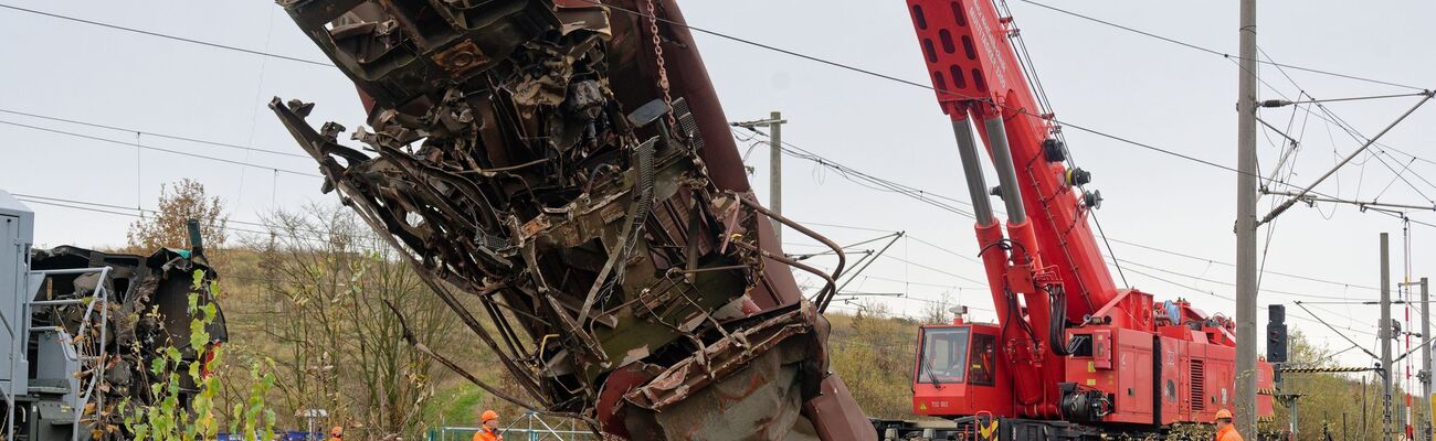 Nach dem Güterzug-Unfall bei Kerpen könnte am Dienstag ein S-Bahn-Gleis freigegeben werden. , © Henning Kaiser/dpa