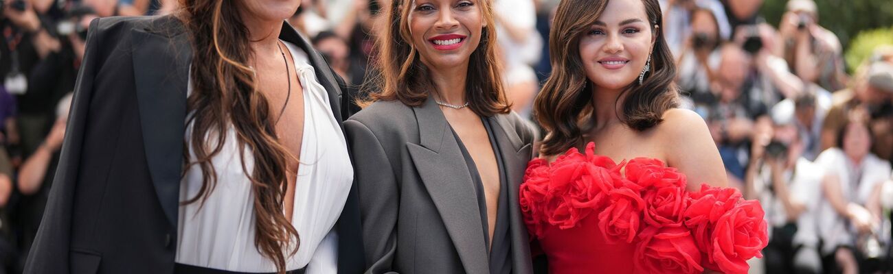 Karla Sofía Gascon, Zoe Saldana und Selena Gomez in Cannes., © Scott A Garfitt/Invision/AP/dpa