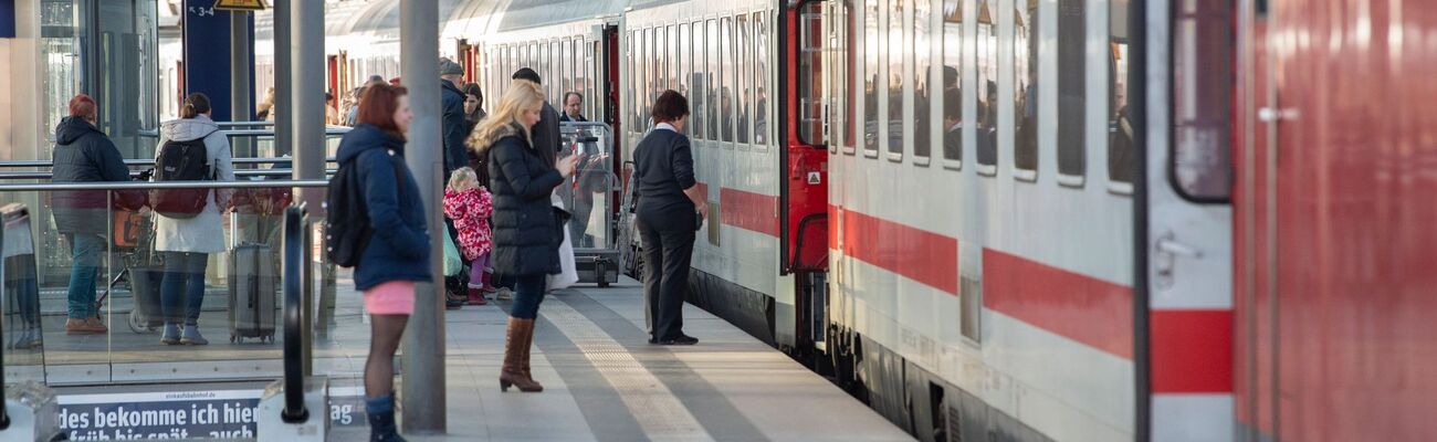 Bahnfahrer können sich voraussichtlich über eine wieder freie Strecke freuen. (Archivbild) , © Paul Zinken/dpa