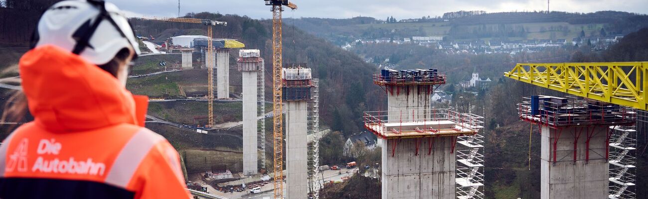 Mehrere Pfeiler für das erste Teilstück der neuen Rahmede-Talbrücke stehen schon., © Bernd Thissen/dpa