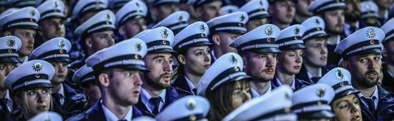 Polizei-Anwärter nehmen an einer Vereidigungsfeier teil. (Archivbild), © Oliver Berg/dpa